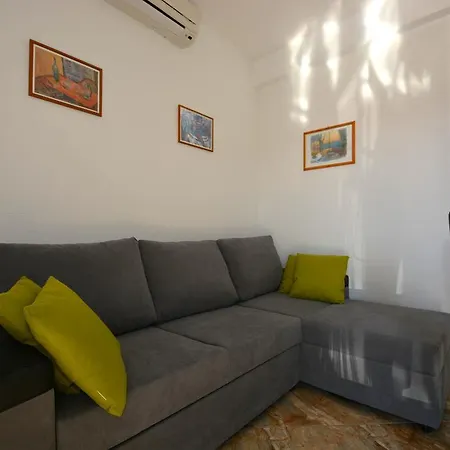 شقة Maslina